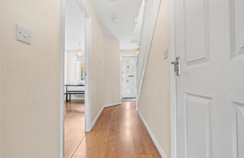 Stylish 4 Bedroom House in St Neots w Free Parking - Foto 8