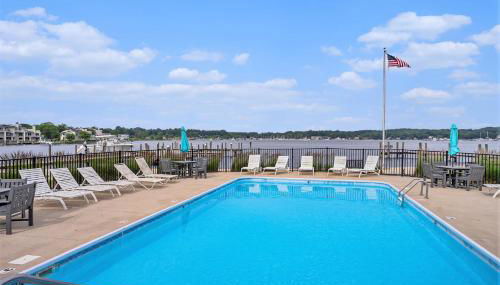 Lake front condo with pool access walking distance to downtown Saugatuck - Foto 4