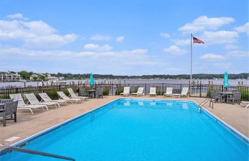Lake front condo with pool access walking distance to downtown Saugatuck - Foto 4