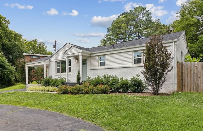 Chic Retreat Near Airport & Downtown Nashville by RedAwning - Photo 28