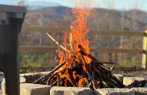 Charming Cabin with Incredible Mountain Views - Foto 39