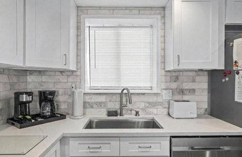 Polished oceanfront condo with pool access, private balcony & washer/dryer - Foto 23