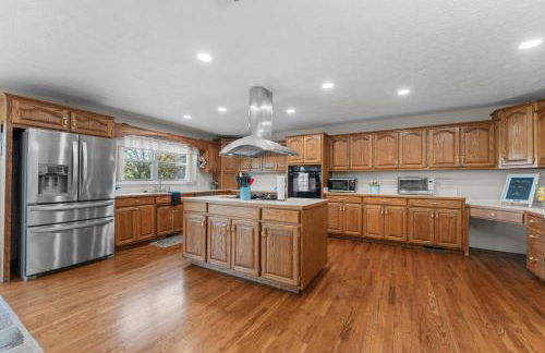 Lakefront Retreat with Deck Movie Room and Yard - Foto 8