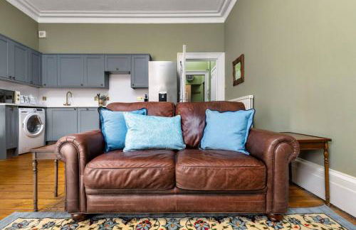 Elegant 3 Bed Apartment in Stirling Near Free Parking and Hill Views - Foto 9