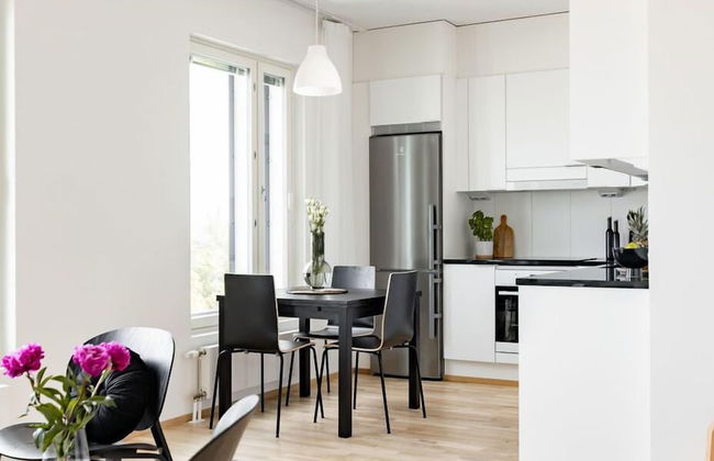 New 1BR Apt with Sauna, Balcony and 11th Floor Views - Foto 1