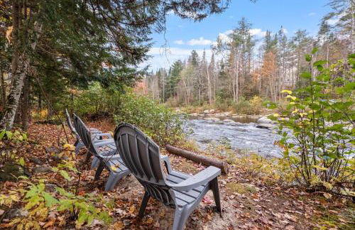 Riverfront Retreat in the White Mountains - 3BR Cozy Escape Near Ski & Hike - Foto 13