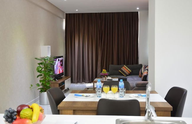 President Waves - Photo 9