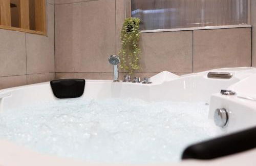 Love Life Room-Jacuzzi-Netflix-Accès-24/7-Privé - Foto 23