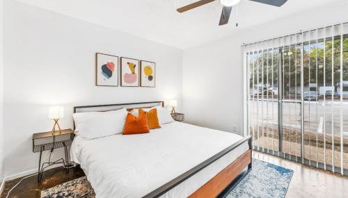 Heart of SoCo 2BR and 1BR King Suites with Free Parking, Pool, and Laundry Center - Foto 4