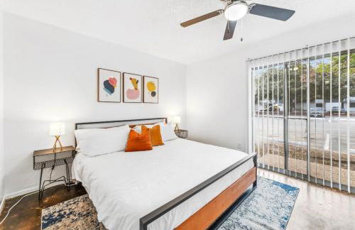 Heart of SoCo 2BR and 1BR King Suites with Free Parking, Pool, and Laundry Center - Foto 4