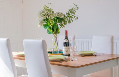 4-Bed Family House in Leeds with park view - Foto 4