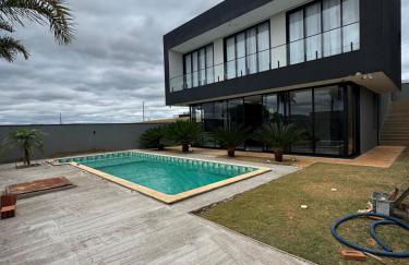 Belo sobrado com piscina aquecida em Ninho Verde 2 - Foto 1