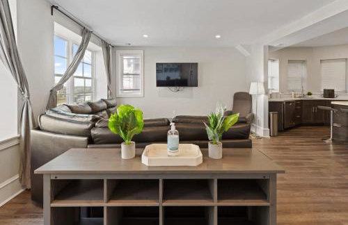 Luxurious 8BR Beach Duplex w Ocean Views - Photo 47