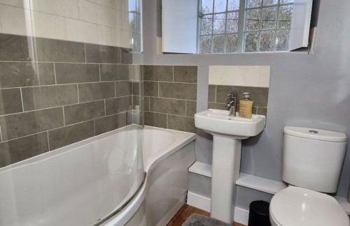 Swan Cottage 2-Bedroom-Netflix-Parking-Nature-Canal - Photo 12