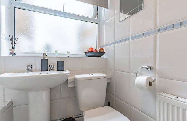 Sleek and Cozy 1BR Resorts World Nearby - Foto 13