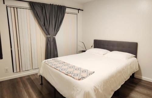 Centrally Located, 4x Queen, 300 MBPS Internet with Backyard! - Foto 1