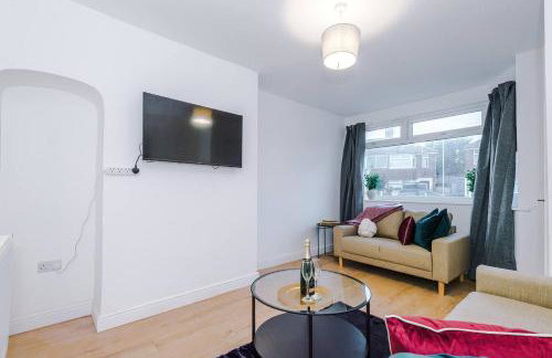 Comfy 3-BR Wirral Home | Free Parking & Wi-Fi - Foto 16