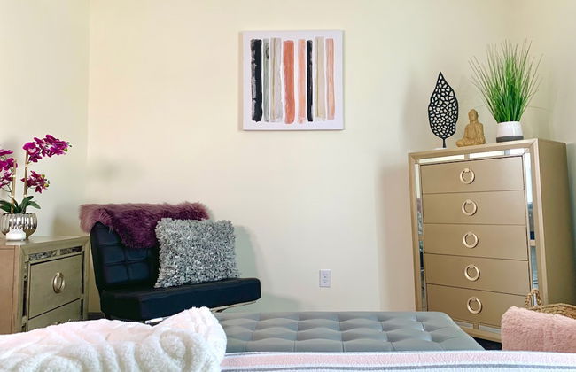 The Eastside Manor - Private Yard & Parking, Near Falls & Casino by Niagara Hospitality - Photo 3