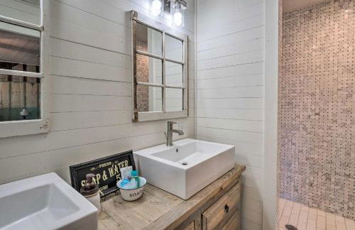 Hot Tub and Game Room! Family Schulenburg Retreat - Foto 21