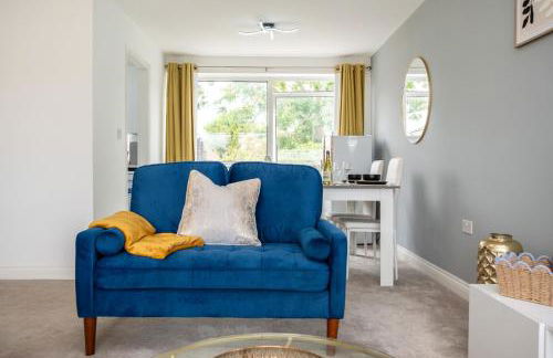 Beautiful Orpington Home w Pool Table and Driveway - Photo 23