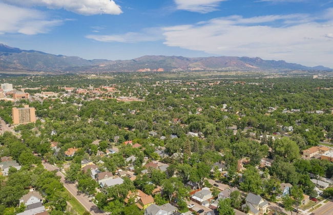 3 Bedroom Downtown with Firepit - Photo 31