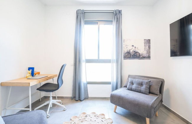 Vibrant Seaside Stay with Balcony by Sea N' Rent - Foto 9