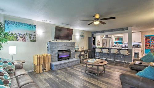 Hot Tub and Theater Room Tropical Springfield Home - Foto 1