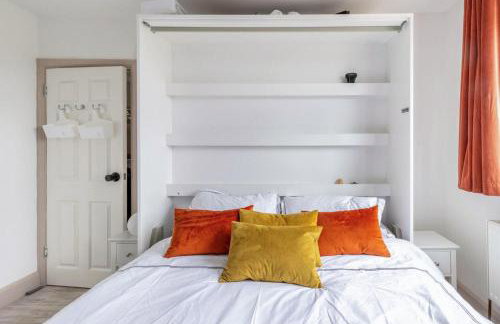 Bright & Stylish 4-Bed Home in the Heart of Morden - Photo 10