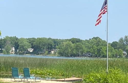 Amazing Lakefront Retreat On Long Lake! 2 Bedroom Home by RedAwning - Foto 4