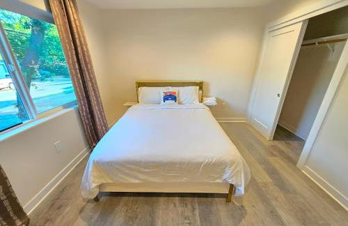 Lakefront Retreat • Private Yard + Fireplace - Foto 23