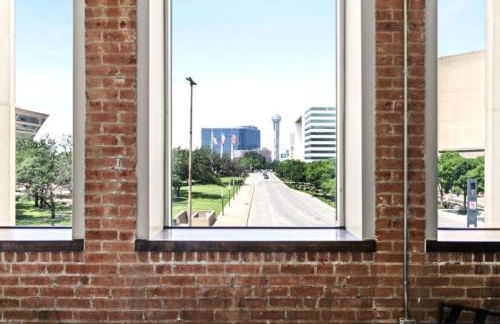 Beautiful Downtown Apartment with Parking, Laundry, & Pool - Photo 22