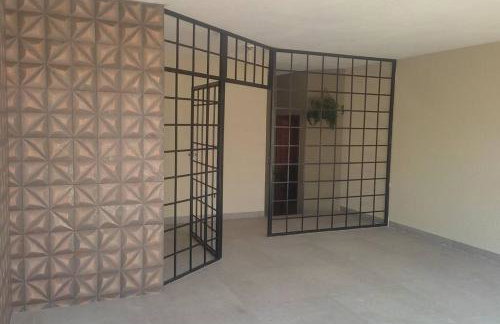 Casa Agradável, Arejada, Espaçosa, Perto de Tudo - Foto 11