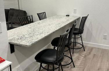 2BR Gem: Modern Comfort & Style - Foto 4