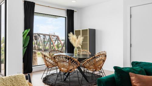 River View High-End Condo with Private Patio and FREE Parking - Foto 4