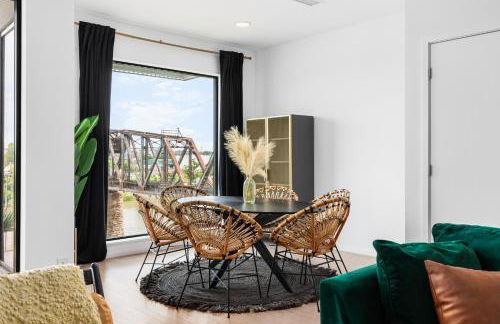 River View High-End Condo with Private Patio and FREE Parking - Foto 4