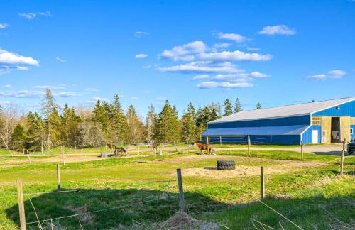 Cherryfield Home with Decks On Historic Horse Farm - Foto 26