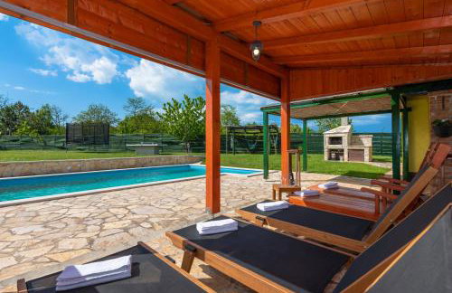 Villa Vrt, a private and fully fenced forest retreat - Photo 15