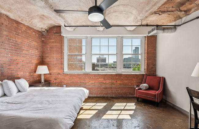 Luxury Historic Loft with Gym - Photo 49