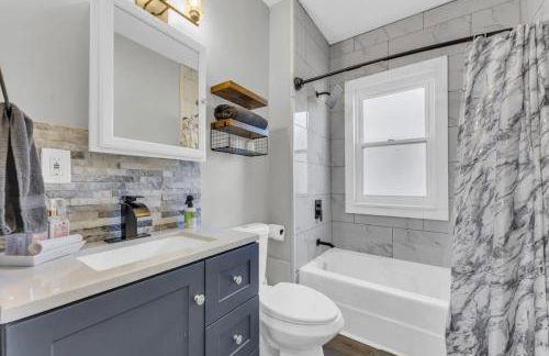 Stylish Retreat by Shaker Square, Fast WiFi, Porch - Foto 17