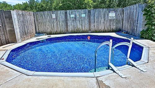 Texas Speedway Retreat: Desk + Cowboy Dipping Pool by Vacation Your Way - Foto 2
