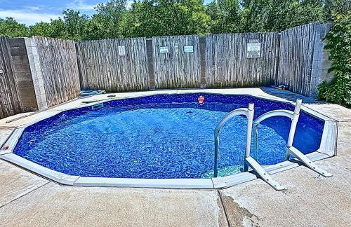 Texas Speedway Retreat: Desk + Cowboy Dipping Pool by Vacation Your Way - Foto 2
