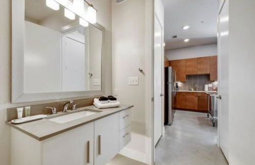 Vibrant Downtown Studio Wifi Pool Gym - Photo 23