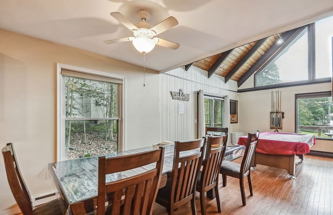 Poconos Chalet Newly Renovated, Great Location 4 Bedroom Home by RedAwning - Foto 31