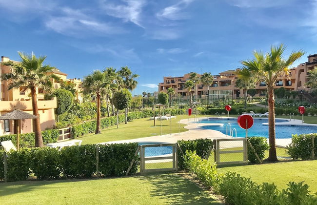 Casares Beach Golf Apartment With Private Garden and Pool Access - Foto 1