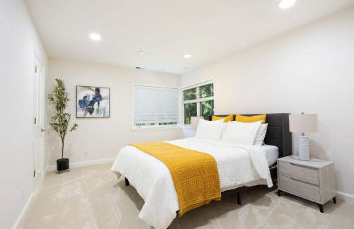 Cascadia Family Mansion, Hot Tub, Game Room, Gym! - Foto 32