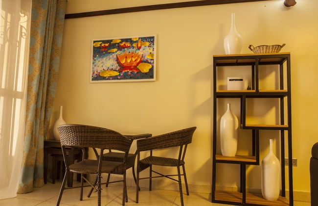 Three Bedroom art themed apartment - Photo 17