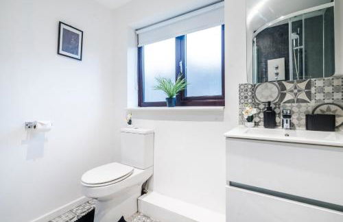 Great Location 2 Bedroom House in Nottingham, Private Garden, Fast Wi-Fi and Free Parking - Photo 67