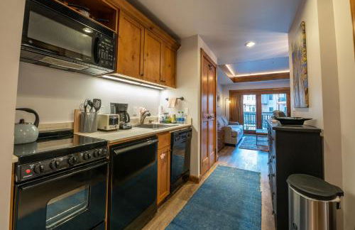 Studio Efficiency Unit with Balcony over Mountaineer Square condo - Foto 13