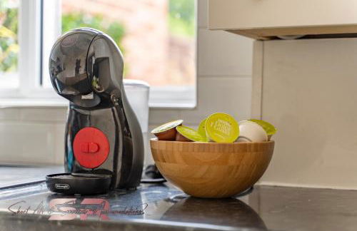 4-BR Hayes Home, Guests 8 - Ideal for Long term stays, Fast unlimited Wi-Fi - Foto 35