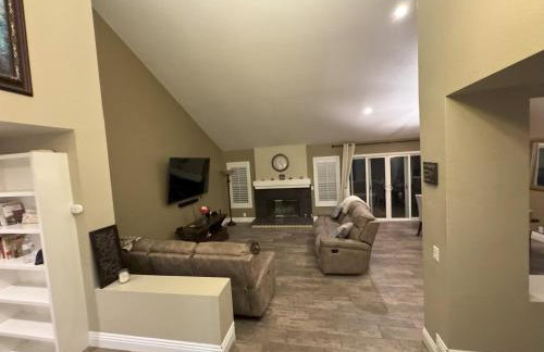 Riverside Views & Pool Retreat - Foto 33